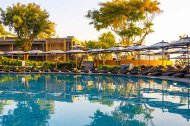 Otel re açık yüzme havuzu etrafında Şemsiye ve sandalye kanepe