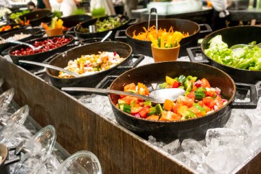 Karışık salata büfesinin açık büfe hattı