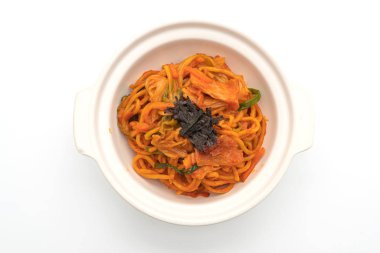 Kore baharatlı soslu ve sebzeli kızarmış erişte.