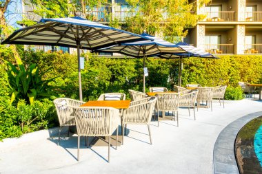 Otel re açık yüzme havuzu etrafında Şemsiye ve sandalye kanepe