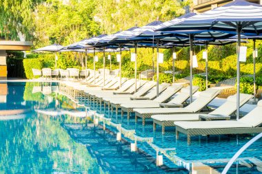 Şemsiye ve havuz yatağı otelin havuzunda.