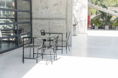 Kafe restoranında boş sandalye ve güverte.