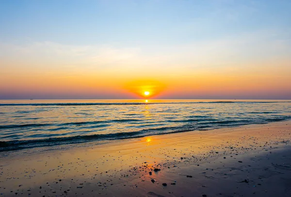 Amanecer o atardecer con cielo crepuscular y playa de mar — Foto de Stock