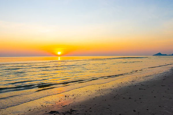 Nascer do sol ou pôr do sol com céu crepúsculo e praia do mar — Fotografia de Stock