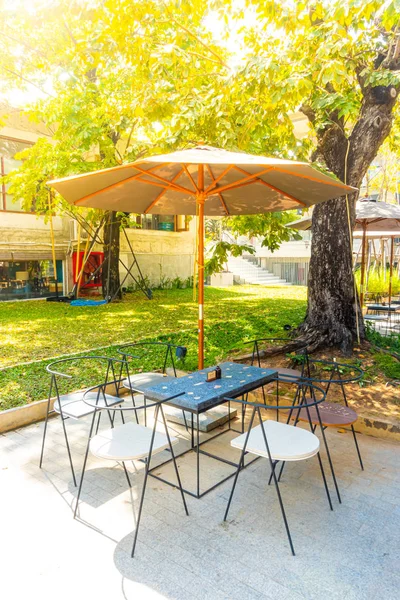 Empty outdoor patio chair in garden — Stock Photo, Image