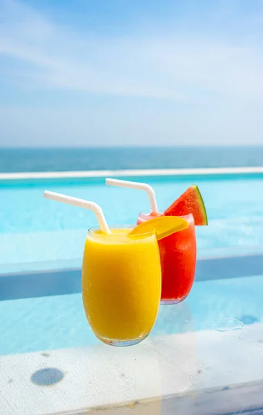 Batido de manga e smoothie melancia com piscina e se — Fotografia de Stock