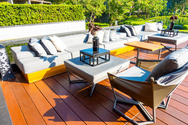 подушки с открытой террасы и диван
