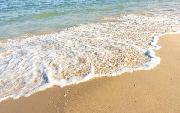 Playa vacía y mar de mar — Foto de Stock