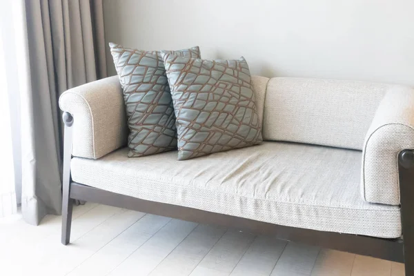 Hermosa decoración de almohadas en sofá en la sala de estar — Foto de Stock