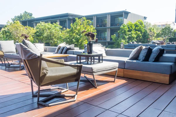 Terrasse extérieure et décoration de chaise sur le balcon dans le jardin — Photo