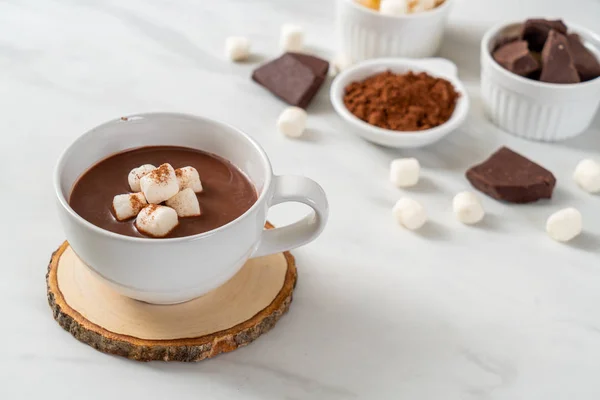 Chocolate caliente con malvaviscos — Foto de Stock