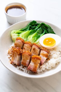 tepesinde pirinç gevrek domuz yağı