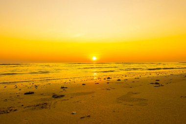 Alacakaranlık gökyüzü ve deniz plajı ile gün doğumu ya da gün batımı