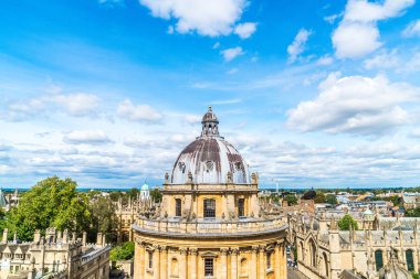 Radcliffe Kamera ve Oxfo Üniversitesi'nde Tüm Souls College