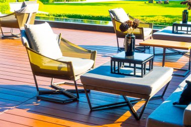 Açık teras ve kanepeli yastıklar.