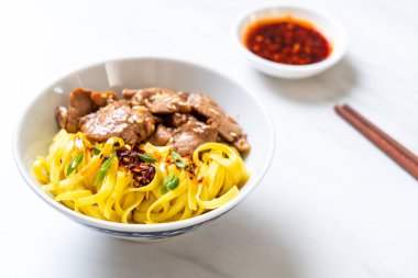 domuz eti ile Asya tavada kızartılmış erişte