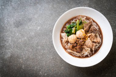 Demlenmiş Domuz eti ile pirinç şehriye çorbası