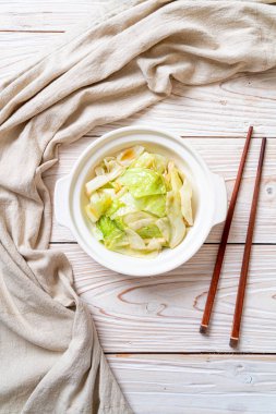 Balık soslu tavada kızartılmış lahana