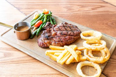 sebze ve patates kızartması ile Orta nadir Sığır biftek