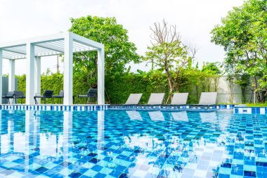 Yatak havuzu ile açık yüzme havuzunda otel ve tatil