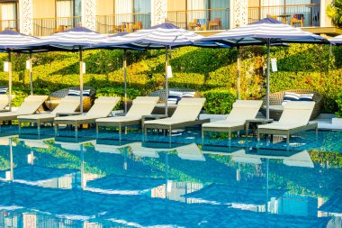 Şemsiye ve havuz yatağı otelin havuzunda.