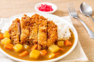 Çıtır çıtır kızarmış domuz pirzola köri ve pilav ile 