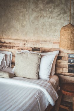 yatakta güzel rahat yastıklar