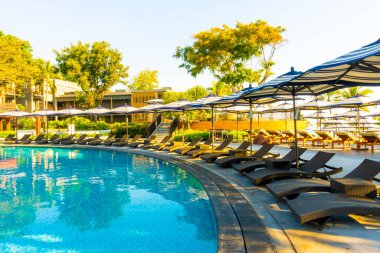 Güzel tropikal plaj ve şemsiye ve sandalye etrafında denize sıfır 