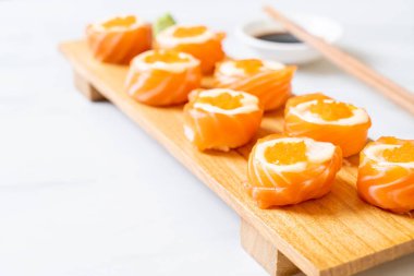 mayonez ve karides yumurta ile taze somon suşi rulo