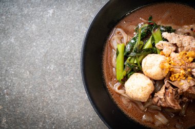 Demlenmiş Domuz eti ile pirinç şehriye çorbası