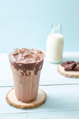 Buzlu çikolata milkshake içecek