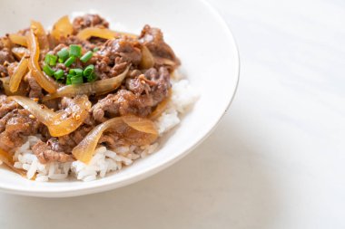 Biftek dilimlenmiş pirinç (Gyuu-Don) 