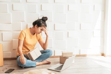  genç Asyalı kadın kucağında stres veya depresif duygu