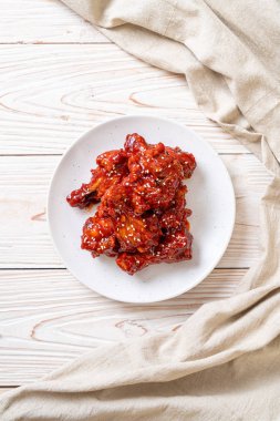 Baharatlı soslu kızarmış tavuk 