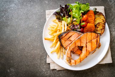 sebze ve patates kızartması ile ızgara somon biftek fileto