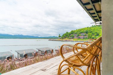 kafe restoranda ahşap masa ve sandalye