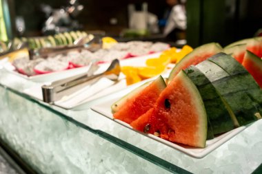 Karışık salata büfesinin açık büfe hattı