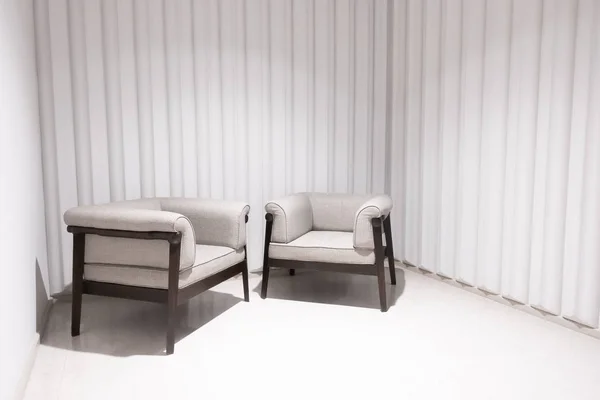Decoração de cadeira vazia em um quarto — Fotografia de Stock