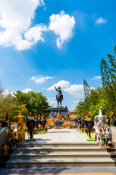 Statue du roi Taksin dans le temple Wat Huay Mongkol à Hua Hin — Photo