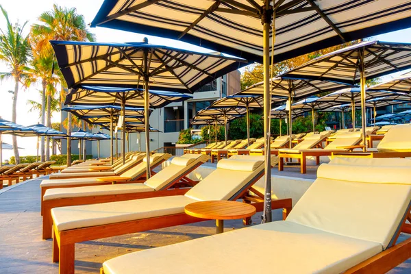 Piscina con ombrellone intorno alla piscina nel resort dell'hotel — Foto Stock