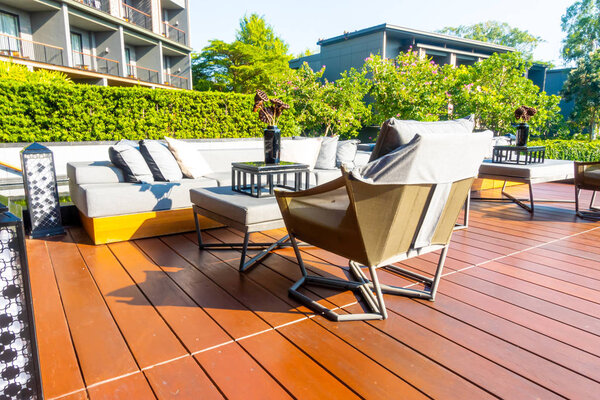 подушки с открытой террасы и диван
