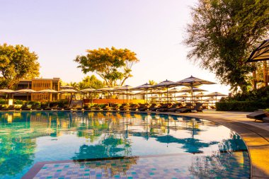 Güzel tropikal plaj ve şemsiye ve sandalye etrafında denize sıfır 