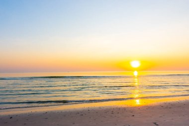 Alacakaranlık gökyüzü ve deniz plajı ile gün doğumu ya da gün batımı