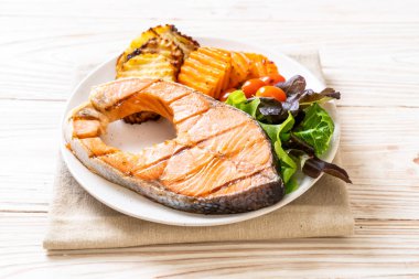 sebze ile ızgara somon biftek fileto