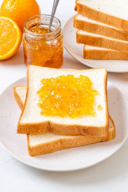 Portakal reçelli ekmek dilimleri 