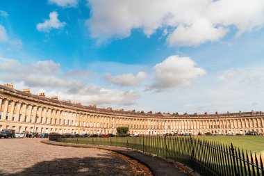 Bath, İngiltere - 30 Ağustos 2019: The famous Royal Crescent at Bath 