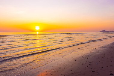 Alacakaranlık gökyüzü ve deniz plajı ile gün doğumu ya da gün batımı