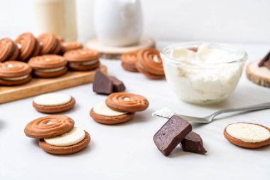 kremalı çikolatalı kurabiye