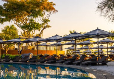 Otel re açık yüzme havuzu etrafında Şemsiye ve sandalye kanepe