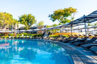 Güzel tropikal plaj ve şemsiye ve sandalye etrafında denize sıfır 